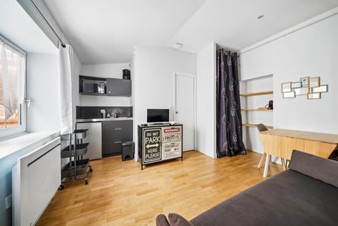 TV and multimedia, Living room, Photo of the whole room, Seating area, kitchen