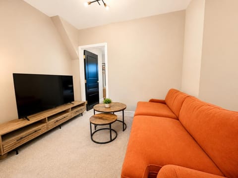 Communal lounge/ TV room, TV and multimedia, Living room