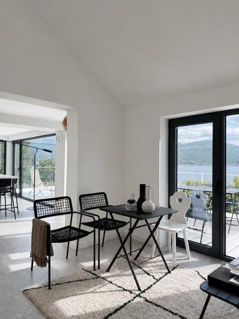Living room, Dining area, Mountain view