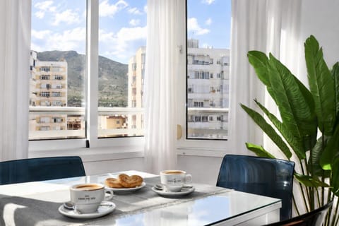 Natural landscape, Coffee/tea facilities, Living room, Seating area, Dining area, Mountain view