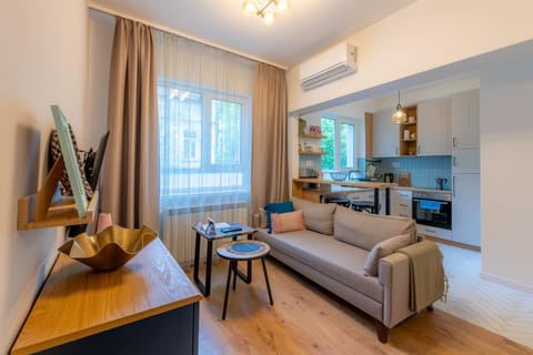 TV and multimedia, Kitchen or kitchenette, Living room, Seating area, Dining area, air conditioner