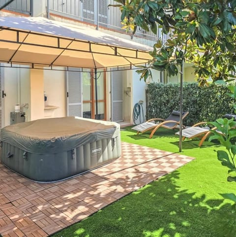 Garden, Hot Tub