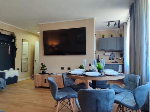 Communal lounge/ TV room, TV and multimedia, Kitchen or kitchenette, Living room, Seating area, Dining area