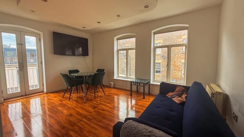 TV and multimedia, Living room, Seating area, Dining area