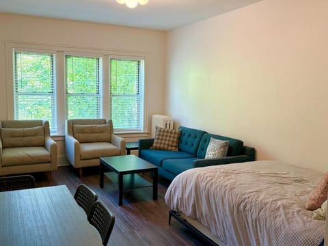 Photo of the whole room, Seating area