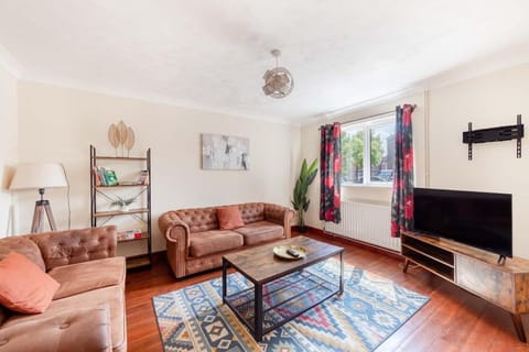 Communal lounge/ TV room, TV and multimedia, Living room, Seating area, Evening entertainment