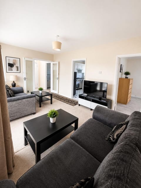 Communal lounge/ TV room, TV and multimedia, Living room, Seating area, Evening entertainment