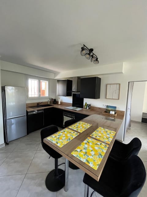 Kitchen or kitchenette, Dining area, oven, stove