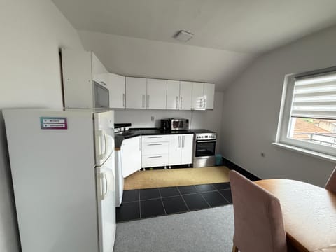 Kitchen or kitchenette, Dining area, oven, stove