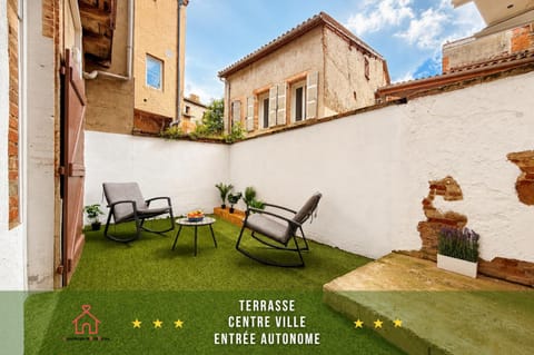 Patio, Day, Balcony/Terrace, internet