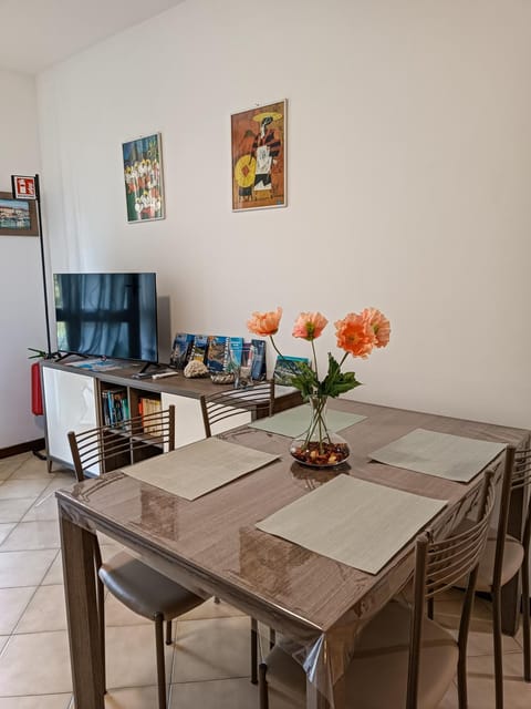 Communal lounge/ TV room, TV and multimedia, Kitchen or kitchenette, Living room, Seating area, Dining area, Evening entertainment