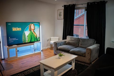 Communal lounge/ TV room, TV and multimedia, Living room, Seating area, Evening entertainment