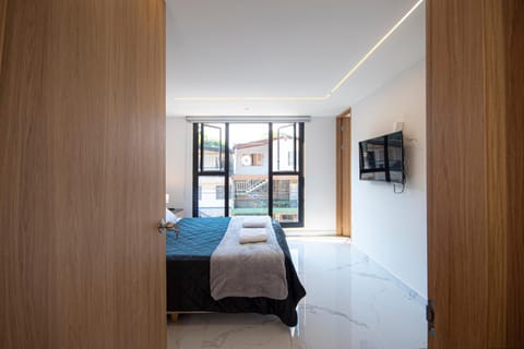 Bed, TV and multimedia, Photo of the whole room, Bedroom