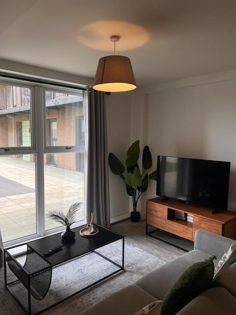 Communal lounge/ TV room, TV and multimedia, Living room, Seating area, Evening entertainment