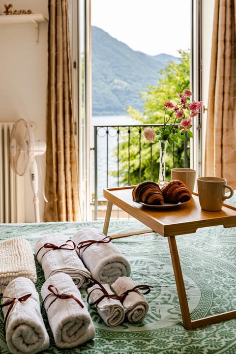 Bed, Natural landscape, View (from property/room), Balcony/Terrace, Photo of the whole room, Bedroom, Mountain view, towels