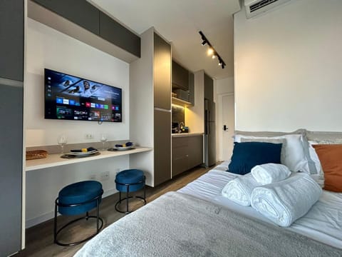 Bed, TV and multimedia, Kitchen or kitchenette, Photo of the whole room, Bedroom, towels, wardrobe, air conditioner