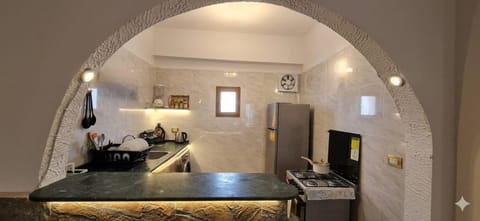 Kitchen or kitchenette, minibar