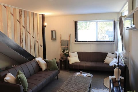 TV and multimedia, Living room, Seating area, air conditioner