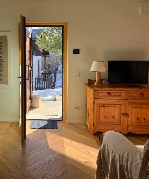 Communal lounge/ TV room, TV and multimedia, Living room, Seating area