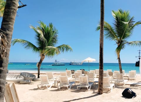 Nearby landmark, Day, Natural landscape, Beach, sunbed