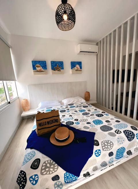 Bed, Bedroom, towels, air conditioner