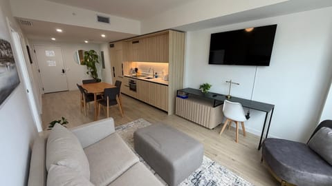 Communal lounge/ TV room, TV and multimedia, Kitchen or kitchenette, Living room, Seating area, Dining area, Evening entertainment