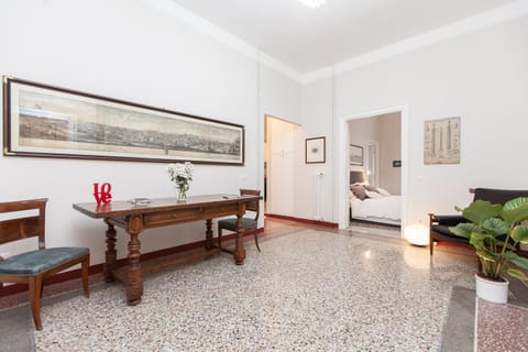 Photo of the whole room, Seating area