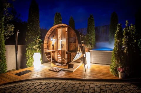 Hot Tub, Sauna