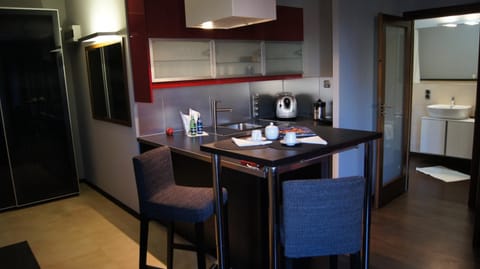 Coffee/tea facilities, Kitchen or kitchenette, Dining area