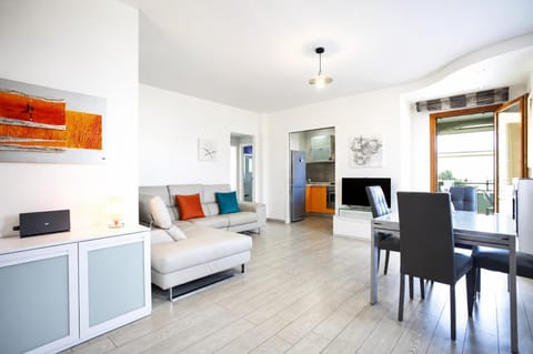 TV and multimedia, Kitchen or kitchenette, Living room, Seating area, Dining area