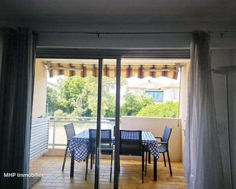 Patio, Day, Balcony/Terrace, Dining area