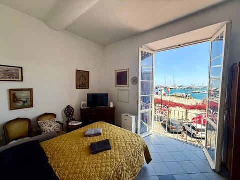 Bed, TV and multimedia, View (from property/room), Balcony/Terrace, Living room, Photo of the whole room, Seating area, Evening entertainment, Bedroom, City view, Sea view