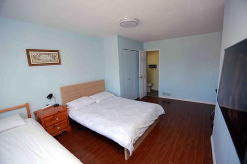 Bed, TV and multimedia, Photo of the whole room, Bedroom, wardrobe
