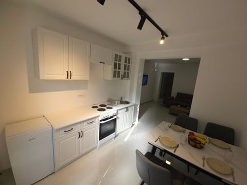 Kitchen or kitchenette, Dining area, minibar, stove