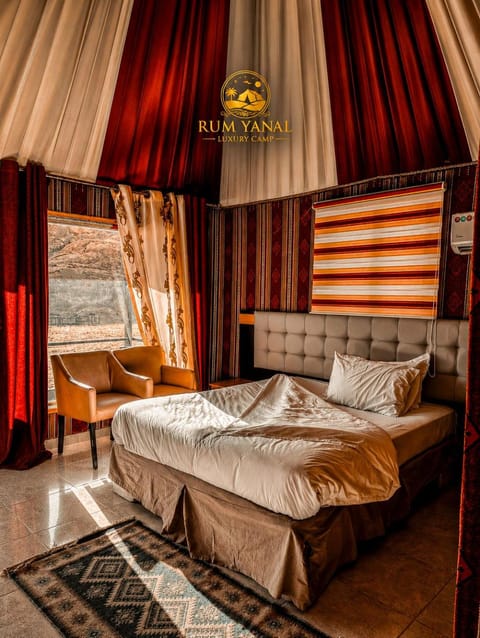 Bed, Living room, Photo of the whole room, Seating area, Bedroom