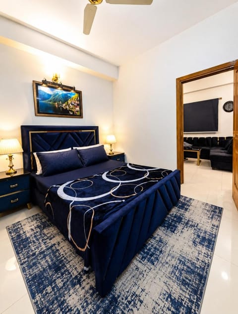 Communal lounge/ TV room, Bed, TV and multimedia, Living room, Photo of the whole room, Seating area, Evening entertainment, Bedroom, fireplace