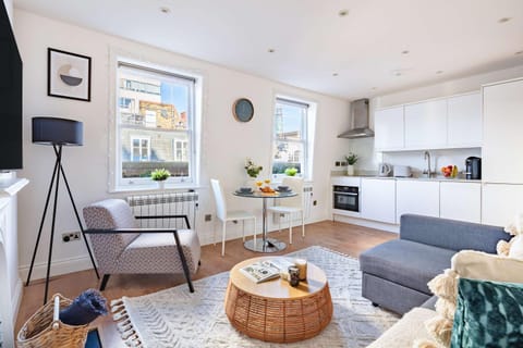 TV and multimedia, Coffee/tea facilities, Kitchen or kitchenette, Living room, Seating area, Dining area, oven, stove, toaster