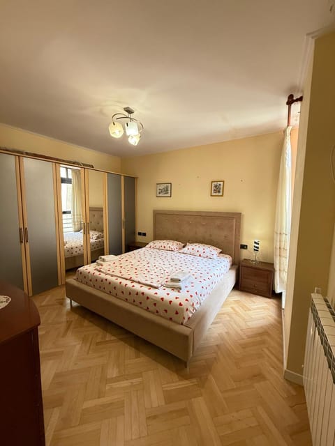 Bed, Photo of the whole room, Bedroom, internet