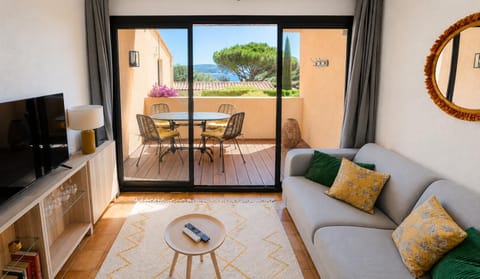 View (from property/room), Balcony/Terrace, Living room, Dining area