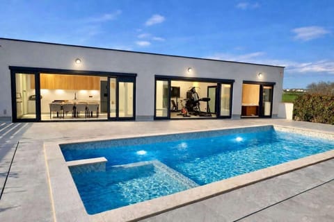Property building, Day, Swimming pool