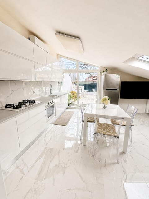 TV and multimedia, Balcony/Terrace, Kitchen or kitchenette, Living room, oven, air conditioner