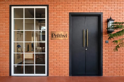 Facade/entrance