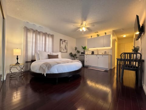 Bed, Kitchen or kitchenette, Photo of the whole room