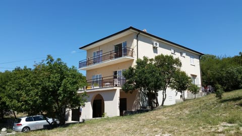 Facade/entrance, Neighbourhood