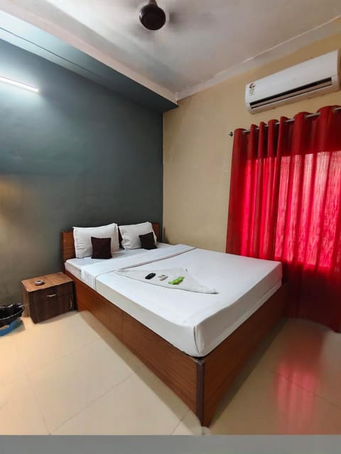 Bed, Photo of the whole room, Bedroom, towels, air conditioner