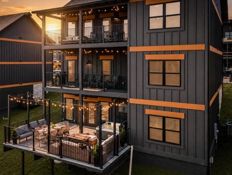 Property building, Patio, Hot Tub, Balcony/Terrace, Seating area, Sunset
