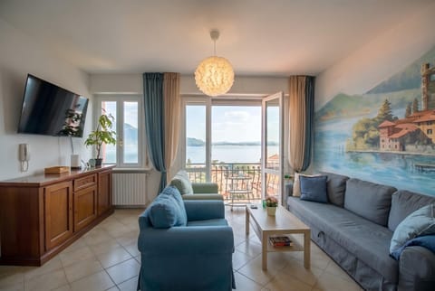 TV and multimedia, Living room, Seating area, Lake view