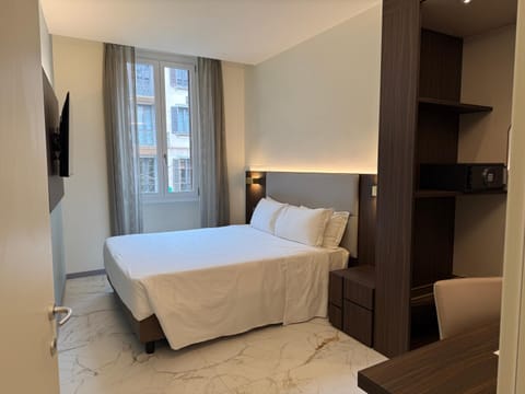 Bed, TV and multimedia, Living room, Photo of the whole room
