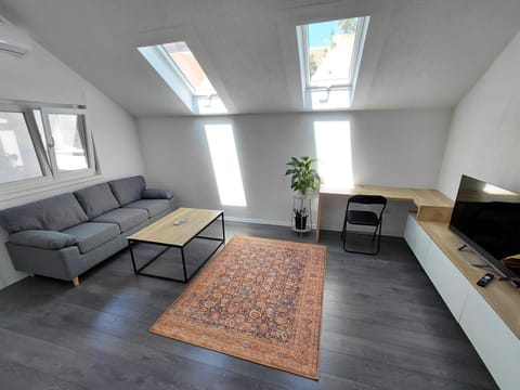 TV and multimedia, Living room, Seating area, Dining area