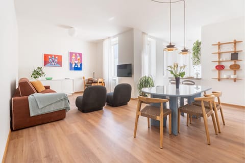 TV and multimedia, Living room, Seating area, Dining area